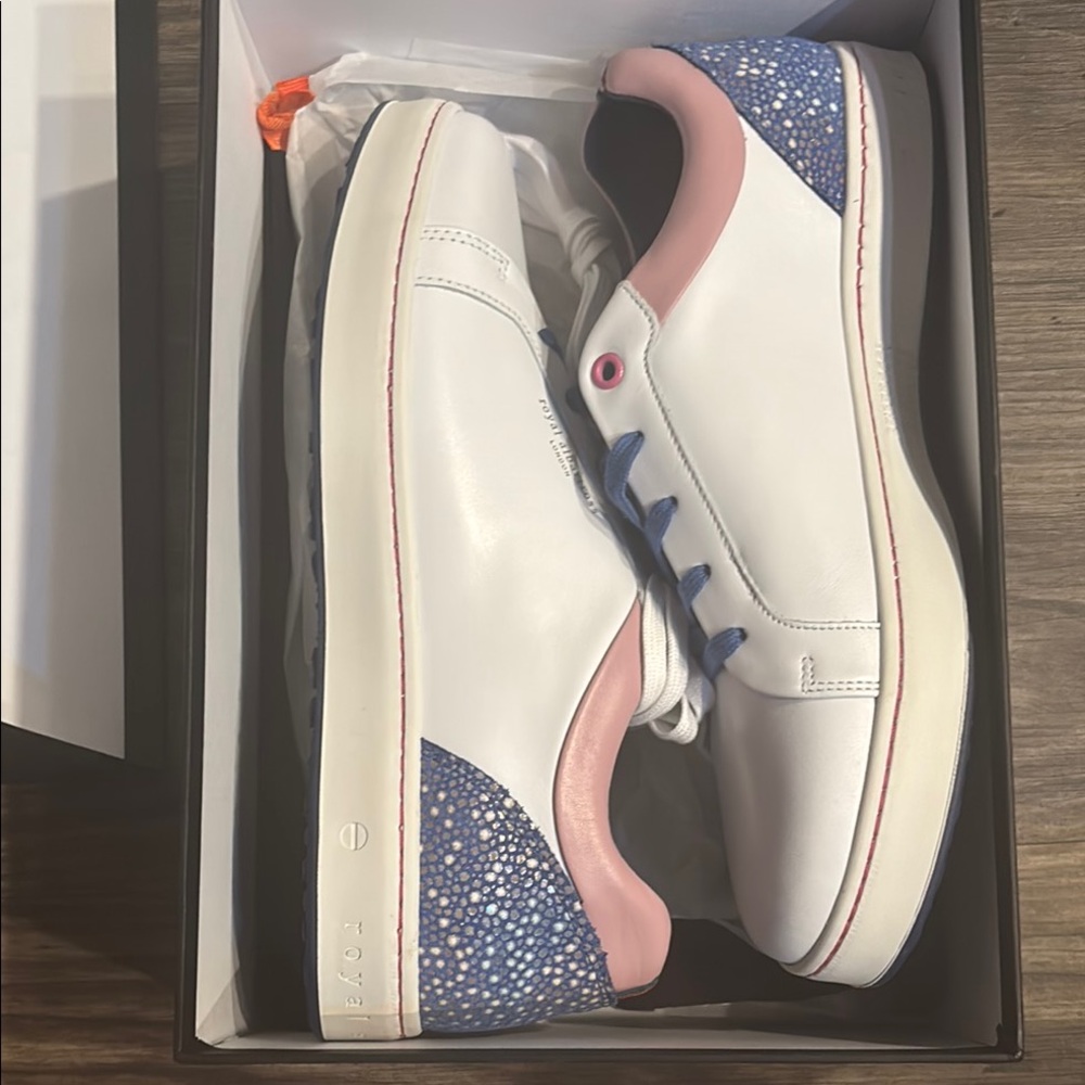 White and Pink Low-Top Sneakers with Textured Finish